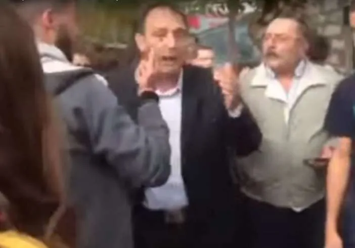 Μαθητές και γονείς κλείδωσαν διευθυντή σχολείου (Βίντεο)