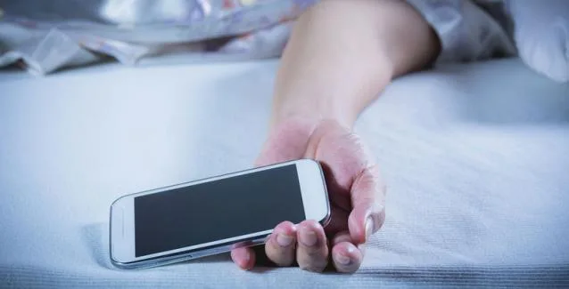 Κινητό δίπλα στο κρεβάτι: Ποια προβλήματα προκαλεί στον ύπνο