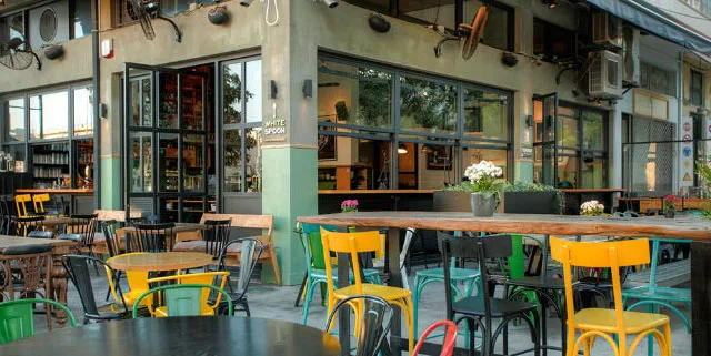 Πίνοντας καφέ με πρώην μαθητές σου