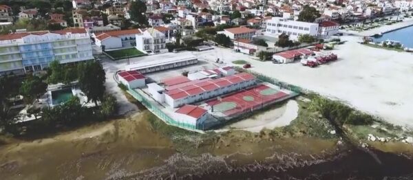 Οι μαθητές του Ληξουρίου παρουσιάζουν τα «κουτιά» που έχουν για σχολείο (Βίντεο)