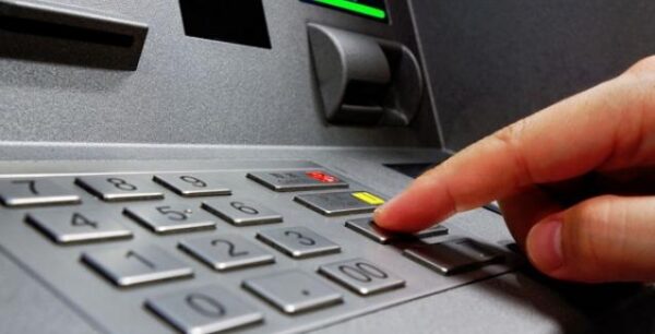 «Έπεσε» το τραπεζικό σύστημα ΔΙΑΣ – Προβλήματα σε αναλήψεις και συναλλαγές με κάρτες