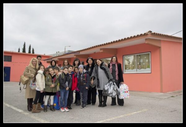 Δ. Νίκαιας: Δώρα σε συμμαθητές τους ΑμεΑ μοίρασαν μαθητές δημοτικού