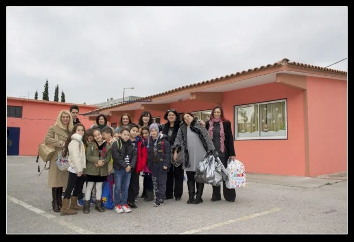 Δ. Νίκαιας: Δώρα σε συμμαθητές τους ΑμεΑ μοίρασαν μαθητές δημοτικού