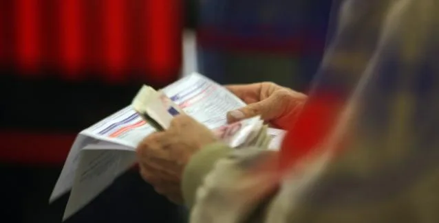 Δύο στους τρεις πληρώνουν εκπρόθεσμα τους λογαριασμούς τους