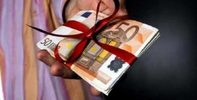 ΓΣΕΕ: Τι ισχύει για το δώρο Χριστουγέννων -Υπολογίστε τι δικαιούστε (παραδείγματα)