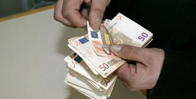 Δείτε αν θα σας καταβληθούν μέχρι την Παρασκευή 900 ευρώ στους λογαριασμούς σας