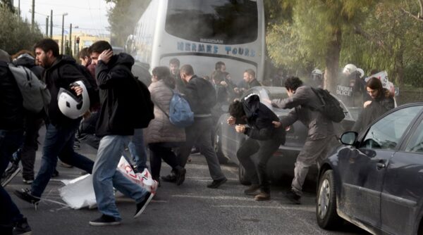 Ένταση και χημικά μεταξύ ΜΑΤ και φοιτητών έξω από το Ζάππειο Μέγαρο