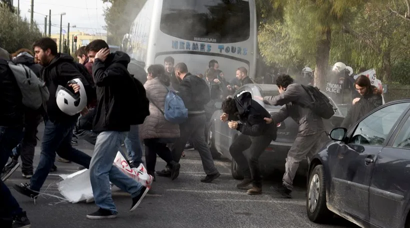 Ένταση και χημικά μεταξύ ΜΑΤ και φοιτητών έξω από το Ζάππειο Μέγαρο