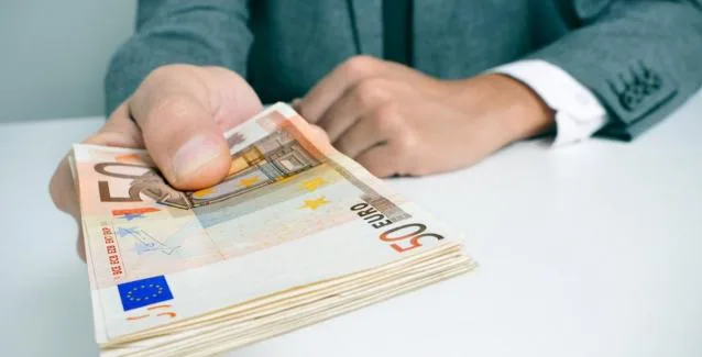 ΟΑΕΔ: Πότε ξεκινά η καταβολή του δώρου των Χριστουγέννων