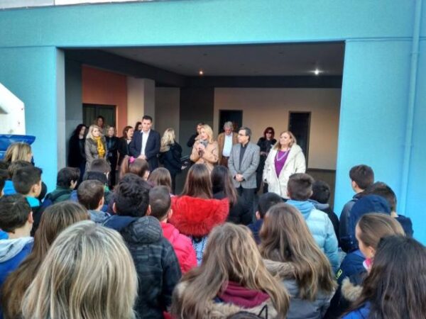 Ηλεκτρονικούς υπολογιστές προσέφερε η Ρ. Δούρου σε δύο Δημοτικά της Νέας Ιωνίας