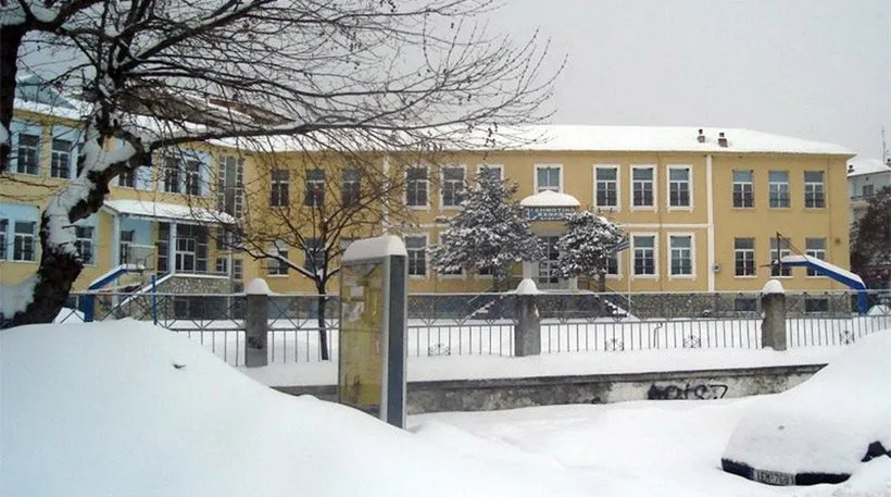 Δήμαρχος Φλώρινας: Τα παιδιά στα σχολεία κάνουν μάθημα με μπουφάν