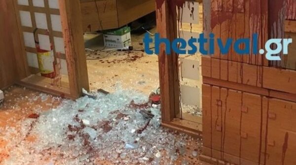 Κουκουλοφόροι τα έκαναν γυαλιά – καρφιά στην πρυτανεία του Πανεπιστημίου Μακεδονίας