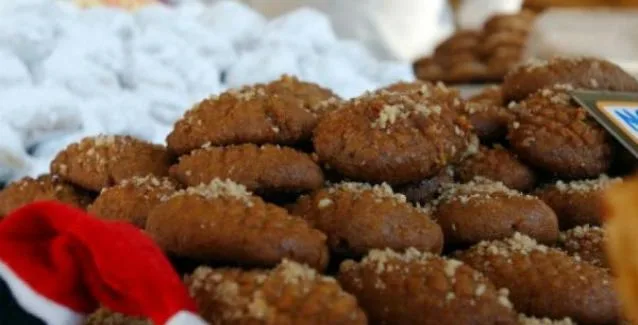 Δείτε πόσες θερμίδες και λιπαρά έχουν μελομακάρονα και κουραμπιέδες