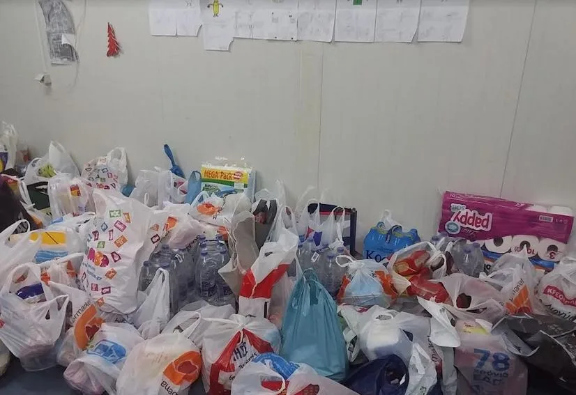 “Παράδοση ειδών πρώτης ανάγκης και σχολική ύλη στο 2ο δημ. σχ. Μάνδρας”