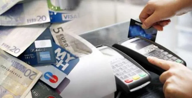 Χαράτσι 22% της εφορίας συνδεδεμένο με αφορολόγητο και πλαστικό χρήμα