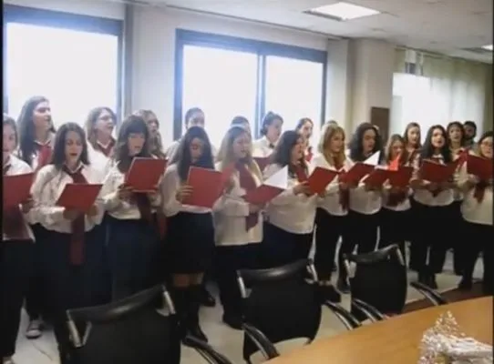 Τα Χριστουγεννιάτικα κάλαντα έψαλαν στον Υφυπουργό Παιδείας  Δημήτρη  Μπαξεβανάκη