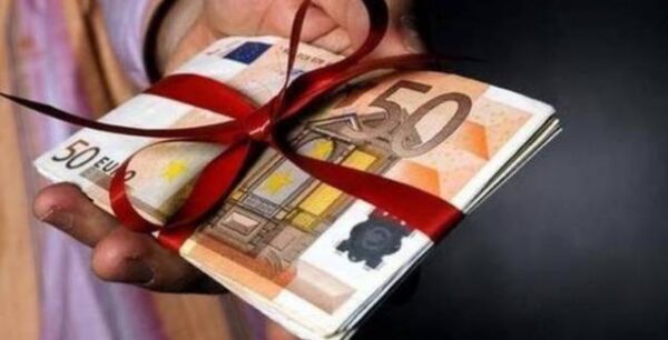 Εορταστικό ωράριο: Ποια η επιπλέον αμοιβή για τους εργαζόμενους στις αργίες