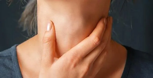 Πονόλαιμος: 10 τρόποι για να μειώσετε τον πόνο