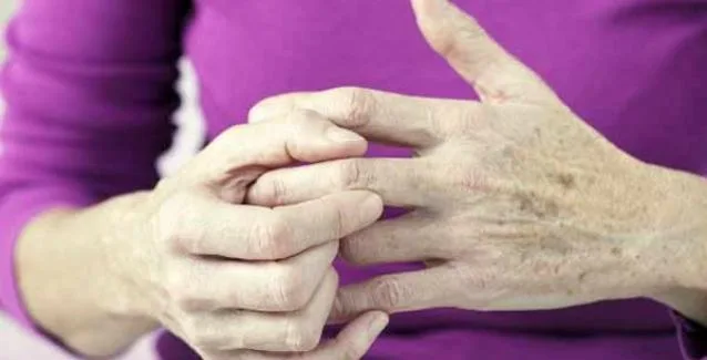 Ρευματοειδής αρθρίτιδα: Αυτά είναι τα 12 πρώιμα σημάδια