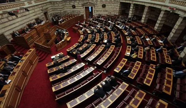 Τα ψιλά γράμματα του πολυνομοσχεδίου που ανατρέπουν την καθημερινότητα όλων