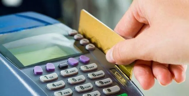 Ρεκόρ για τη χρήση χρεωστικών και πιστωτικών καρτών τις ημέρες των εορτών