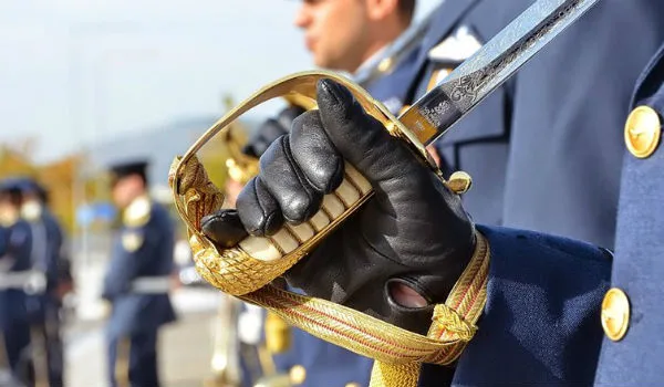 Αυτοί είναι οι νέοι βασικοί μισθοί για τους ένστολους – Ισχύουν αναδρομικά από το 2017