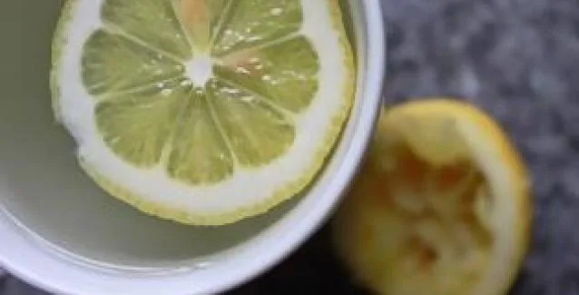 Γιατί πρέπει να πίνουμε ζεστό νερό με λεμόνι το πρωΐ!