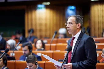 Γιώργος Μαυρωτάς: «Κοπτοραπτική στην παιδεία, κοπτοραπτική και στη Βουλή»