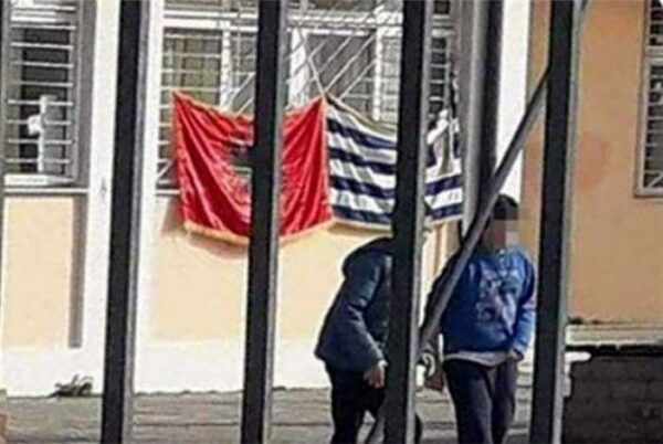 Παραιτήθηκε ο διευθυντής του σχολείου που σηκώθηκε η αλβανική σημαία