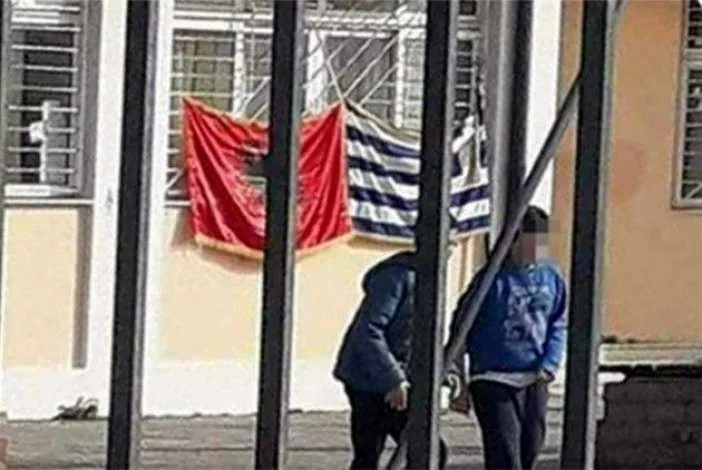Παραιτήθηκε ο διευθυντής του σχολείου που σηκώθηκε η αλβανική σημαία