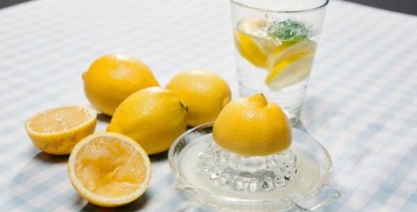 Νερό με λεμόνι: 6 μύθοι που πρέπει να ξεδιαλύνετε άμεσα!