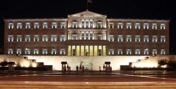 Πολυνομοσχέδιο: Τι προβλέπεται για πλειστηριασμούς και επίδομα τέκνων