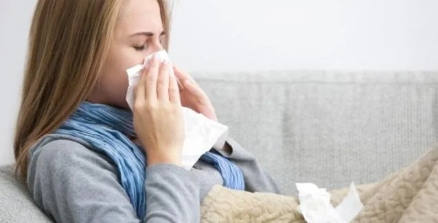 Τι να κάνετε αν νιώθετε ότι σας τριγυρνάει ένα κρύωμα