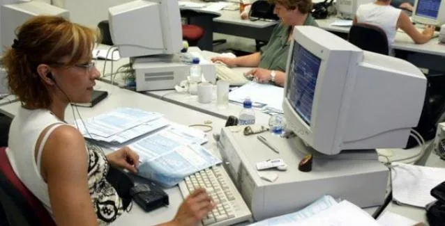 90.000 δημόσιοι υπάλληλοι θα “ανεβαίνουν” μισθολογικά αλλά θα μειώνεται ο μισθός τους