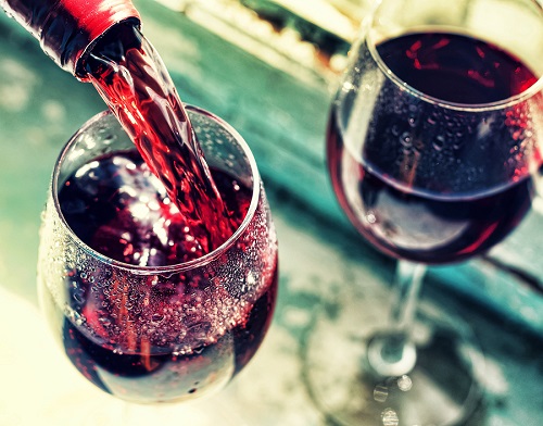 Αυξάνεται η κατανάλωση αλκοόλ παγκοσμίως – Πόσο πίνουν οι Έλληνες