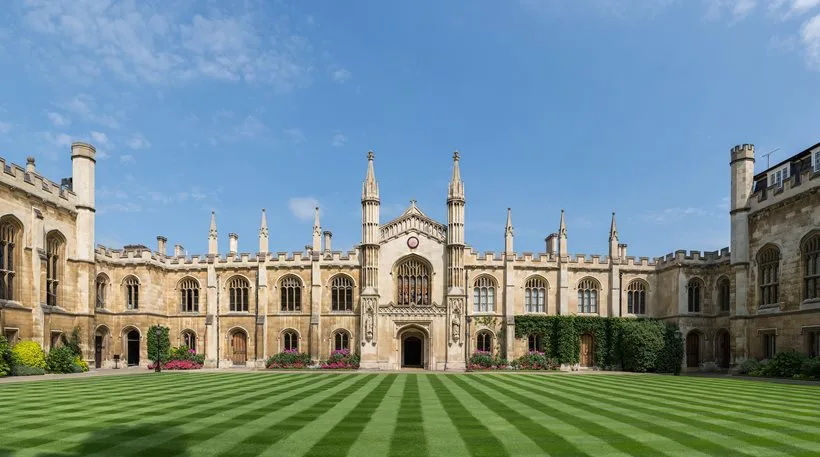 Επανεξετάζει τα πανάκριβα δίδακτρα των πανεπιστημίων η Μέι