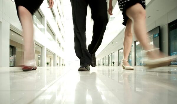 Έρευνα: Η ορθοστασία αδυνατίζει και σώζει ζωές