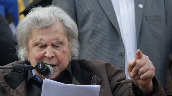 Η ομιλία του Μίκη Θεοδωράκη στο Σύνταγμα: “Τόσο βλάκες μας θεωρεί ο Σκοπιανός πρωθυπουργός;”