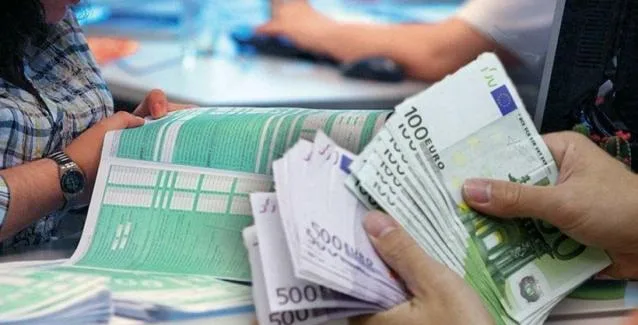 Από μισό έως 60 ευρώ λιγότερα στην τσέπη για μισθωτούς και συνταξιούχους