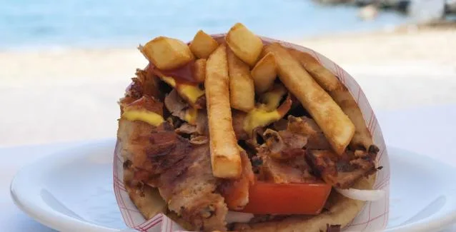 Πόσες θερμίδες έχει ένα σουβλάκι και πόσες μια χωριάτικη σαλάτα