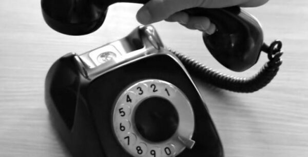 Εφορία: Δείτε πότε θα παίρνει τηλέφωνο και θα στέλνει e-mails του φορολογούμενους