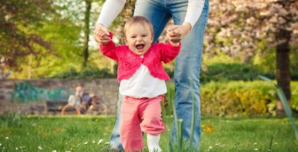 Τι διαφορετικό συμβαίνει στα μωρά που περπατάνε γρήγορα