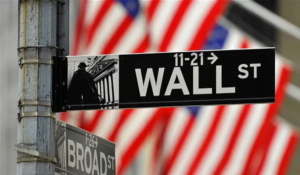 Χωρίς πάτο η Wall Street –  Νέα τετραψήφια βουτιά για τον Dow Jones