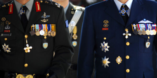 Διπλά αναδρομικά έως 14.600 ευρώ για 125.000 αποστράτους