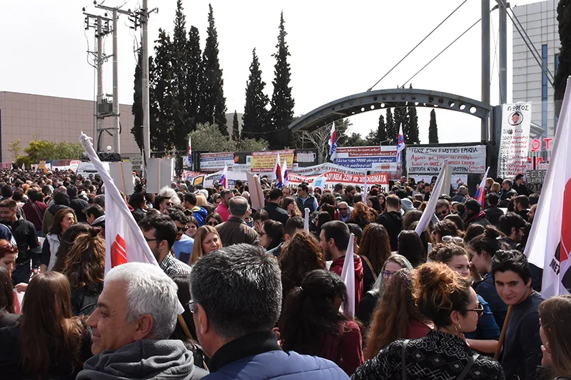 Υπουργείο Παιδείας: Εκπαιδευτικοί χτυπούν την πύλη ζητώντας διορισμούς (Βίντεο)