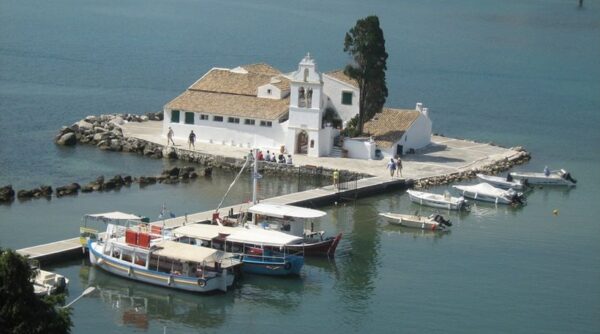 Γιατί φοιτητές, εκπαιδευτικοί και γιατροί εγκαταλείπουν μαζικά την Κέρκυρα;