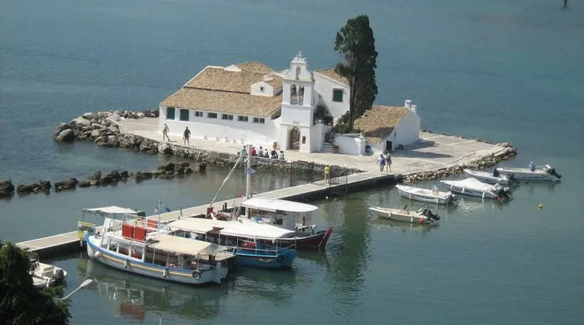 Γιατί φοιτητές, εκπαιδευτικοί και γιατροί εγκαταλείπουν μαζικά την Κέρκυρα;