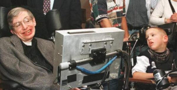 ALS: Η ασθένεια που χτύπησε ξαφνικά  τον Στίβεν Χόκινγκ στα 21 του και τον άφησε παράλυτο