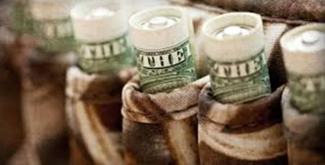 Bloomberg: Πόσο θα κοστίσει ένας εμπορικός πόλεμος στην παγκόσμια οικονομία