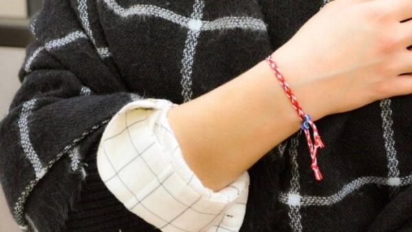 Γιατί την 1η Μαρτίου φοράμε βραχιολάκι φτιαγμένο από άσπρη και κόκκινη κλωστή;